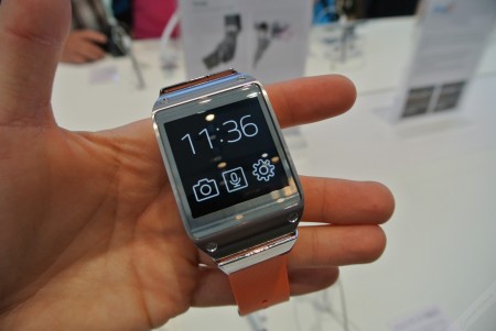 Samsung Galaxy Gear - zegar cyfrowy z ikonami  [źródło: 2po2.pl]