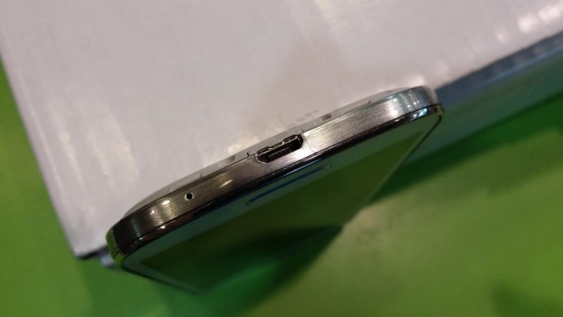Złącze microUSB w Galaxy S 4 mini [źródło: 2po2.pl]