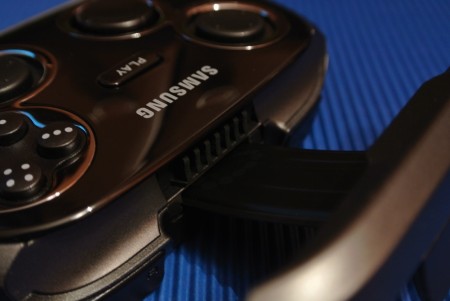 Samsung GamePad EI-GP20 - uchwyt [źródło: 2po2.pl]