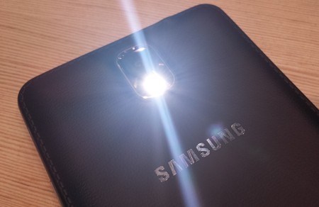 Samsung Galaxy Note 3 - Latarka [źródło: 2po2.pl]