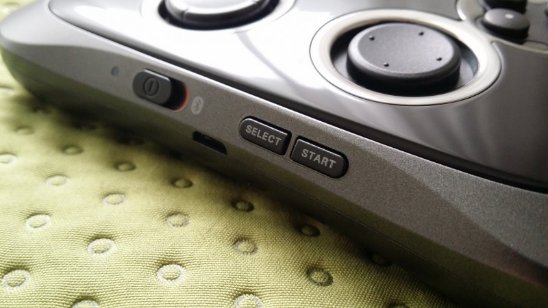 Samsung Game Pad EI-GP20 - przycisk Start i Select / fot. 2po2.pl