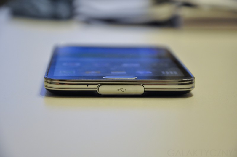 Samsung Galaxy S 5 - mikrofon, gniazdo microUSB 3.0 (pod zaślepką) / fot. galaktyczny