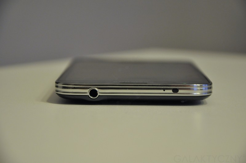 Samsung Galaxy S 5 - port mini jack, mikrofon i dioda IR / fot. galaktyczny