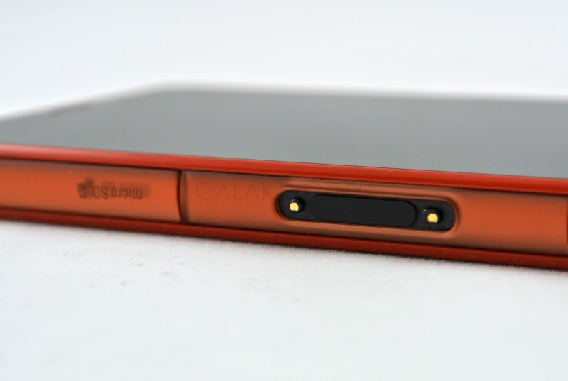 Sony Xperia Z3 Compact - złącze magnetyczne / fot. 2po2.pl